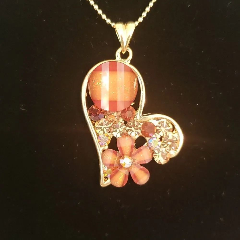 NWT Gorgeous Asymmetrical Heart Shaped Sparkly Pendant Necklace